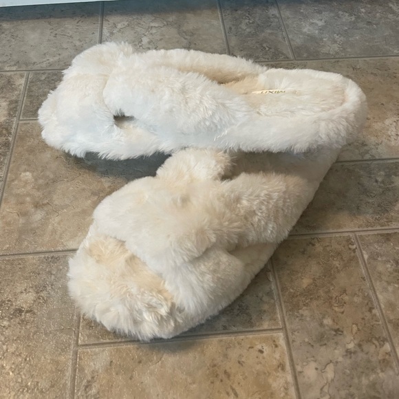 Fluffy soled slippers - Picture 2 of 2